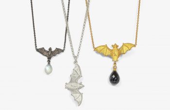 Tier-Anhänger: Fledermaus, 750er Gold, Silber, Mondstein, Onyx