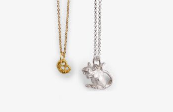 Tieranhänger mit Breze und Maus, 750er Gold, Silber von Daniel Hiller