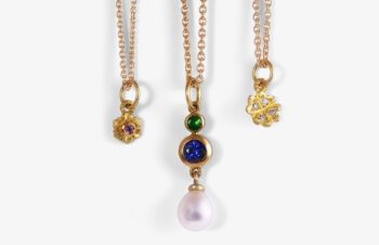 FIligran gestaltete Anhänger: 750er Gold, Perle und Edelsteine