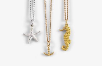 Halsketten mit Meeresmotiven aus Gold und Silber von Daniel Hiller.
