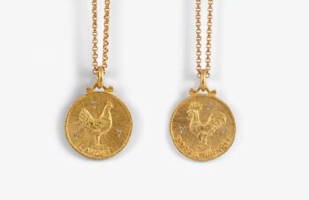 Goldene Münzkette mit Hahn und Henne Motiv von Daniel Hiller.