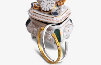 Armreifen mit filigranen Tierkopf-Motiven aus 750er Gold, Diamanten und Silber.